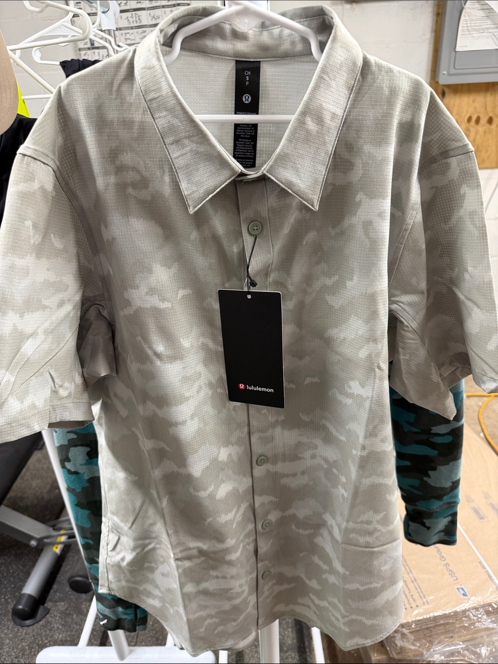 lululemon athletica Men’s Light Gray Camo Short-Sleeve Shirt Jacket